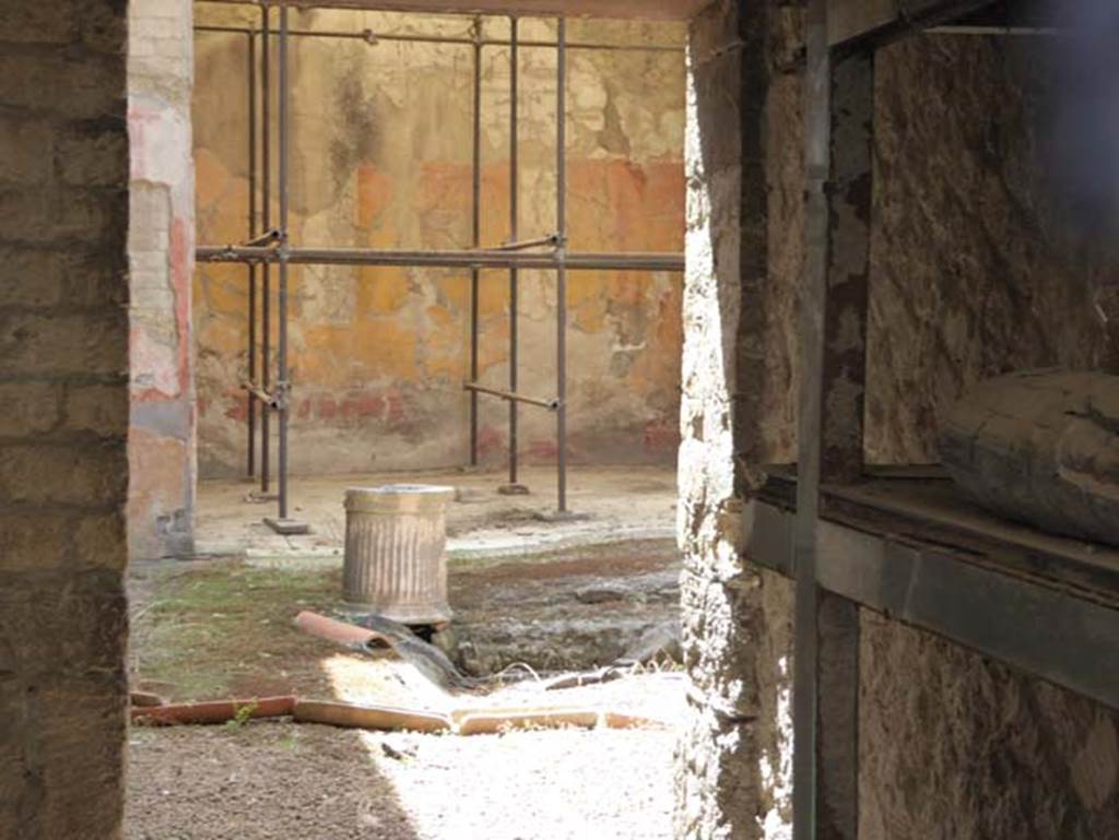 V. 11. Herculaneum, July 2015. Atrium and impluvium, seen from doorway in rear wall of V.12, looking towards tablinum. Photo courtesy of Michael Binns.